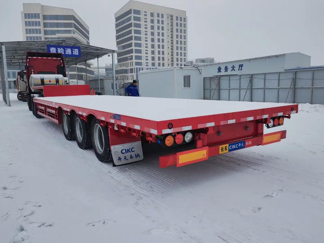 天恒基汽车城 低平板半挂车13.75米平板，现车充足，欢迎选购